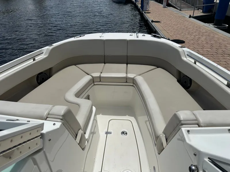 Slide: The Image of Boston Whaler 320 Vantage 2023 - 45