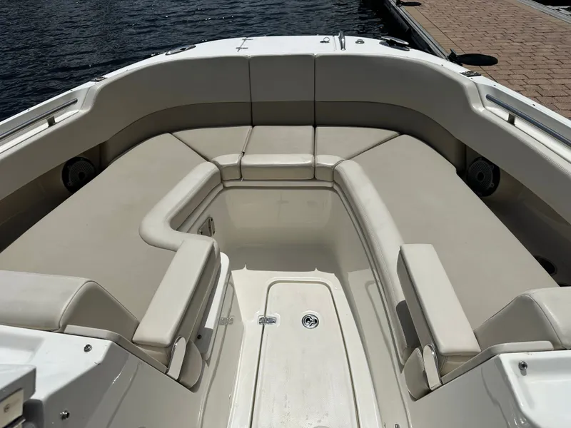 Slide: The Image of Boston Whaler 320 Vantage 2023 - 46