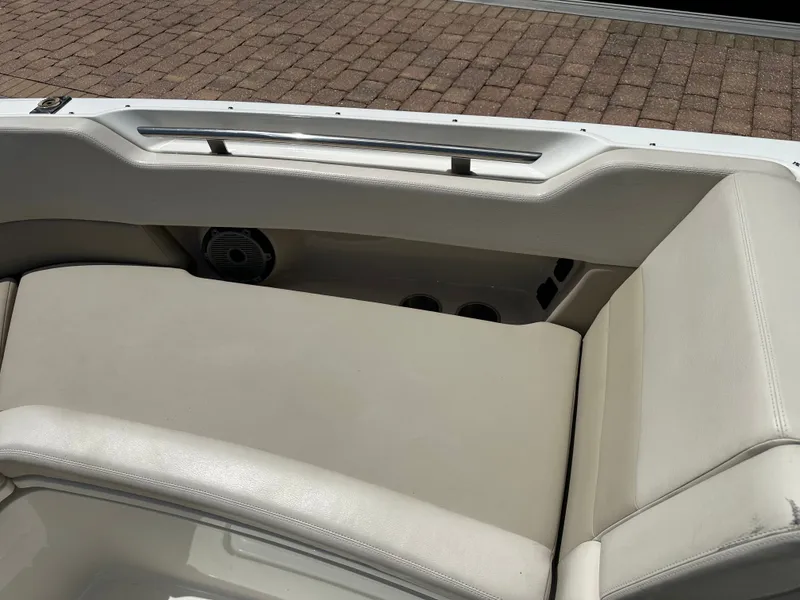Slide: The Image of Boston Whaler 320 Vantage 2023 - 47