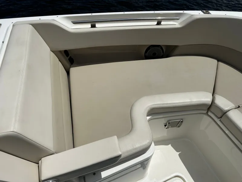Slide: The Image of Boston Whaler 320 Vantage 2023 - 48