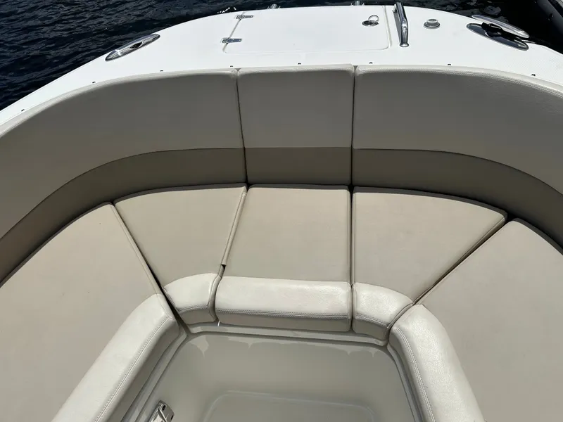 Slide: The Image of Boston Whaler 320 Vantage 2023 - 49