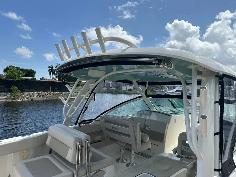 Slide: The Image of Boston Whaler 320 Vantage 2023 - 5