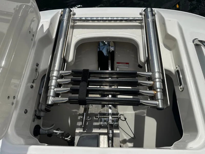 Slide: The Image of Boston Whaler 320 Vantage 2023 - 50