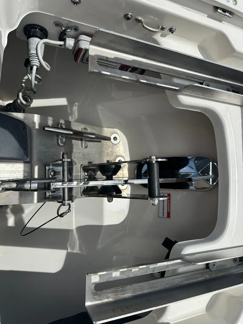 Slide: The Image of Boston Whaler 320 Vantage 2023 - 51