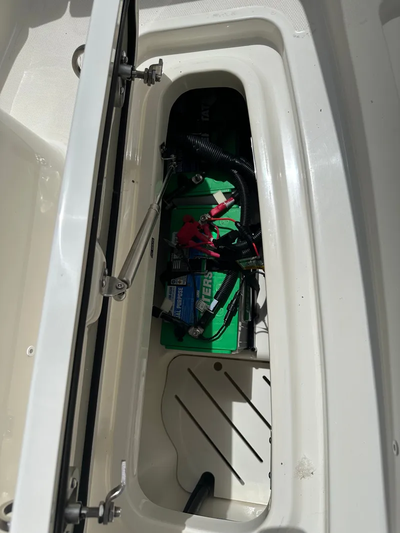 Slide: The Image of Boston Whaler 320 Vantage 2023 - 52