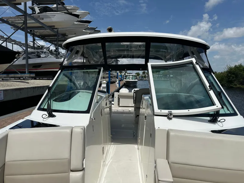 Slide: The Image of Boston Whaler 320 Vantage 2023 - 53