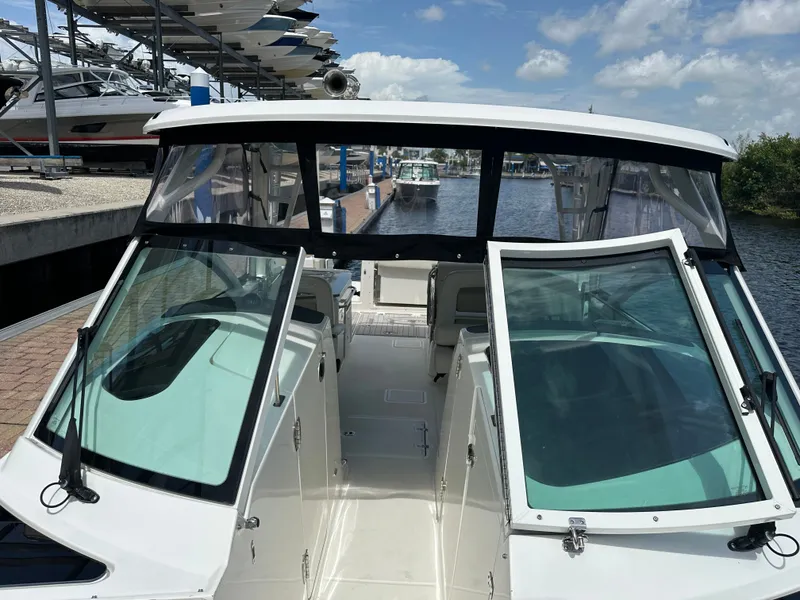 Slide: The Image of Boston Whaler 320 Vantage 2023 - 54