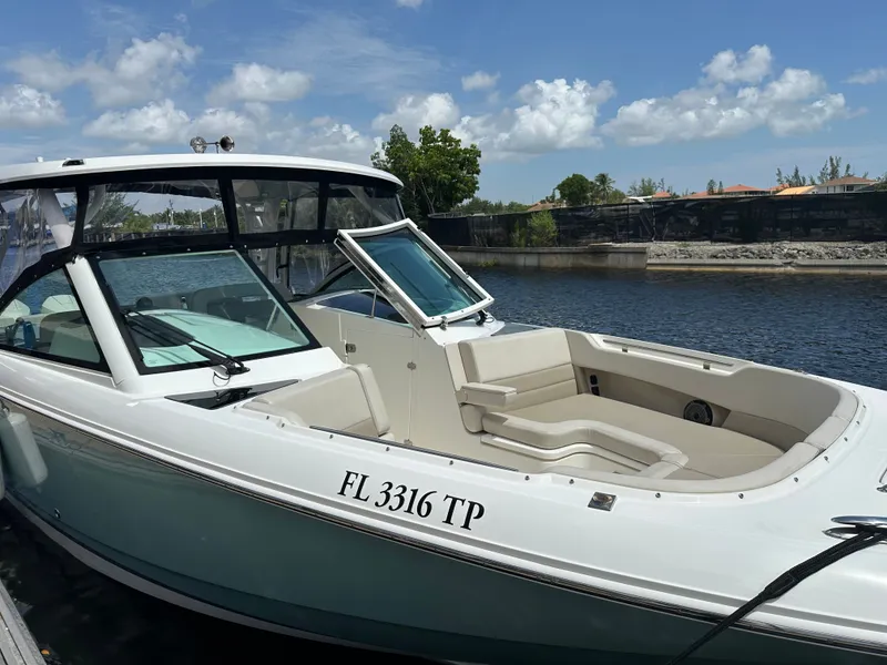Slide: The Image of Boston Whaler 320 Vantage 2023 - 6