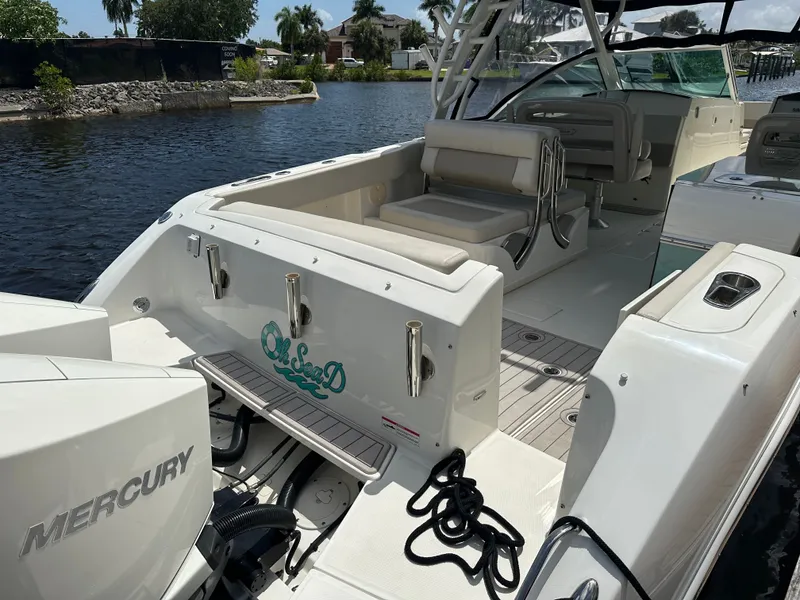 Slide: The Image of Boston Whaler 320 Vantage 2023 - 7