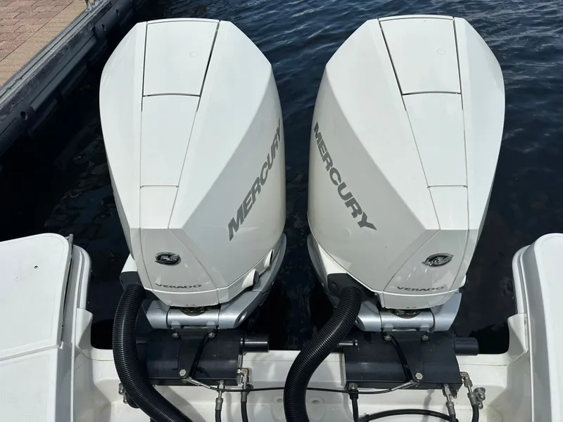 Slide: The Image of Boston Whaler 320 Vantage 2023 - 8