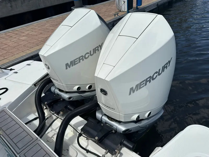 Slide: The Image of Boston Whaler 320 Vantage 2023 - 9