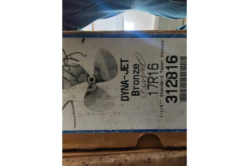 Slide: The Image of Box labeled "DYNA-JET Bronze 17R16" for Sea Ray 370 Express Cruiser, 1994 model. - 41