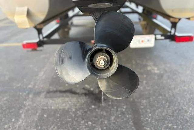 Slide: The Image of Propeller of 2010 Sun Tracker Party Barge 21 Signature Series on trailer. - 18