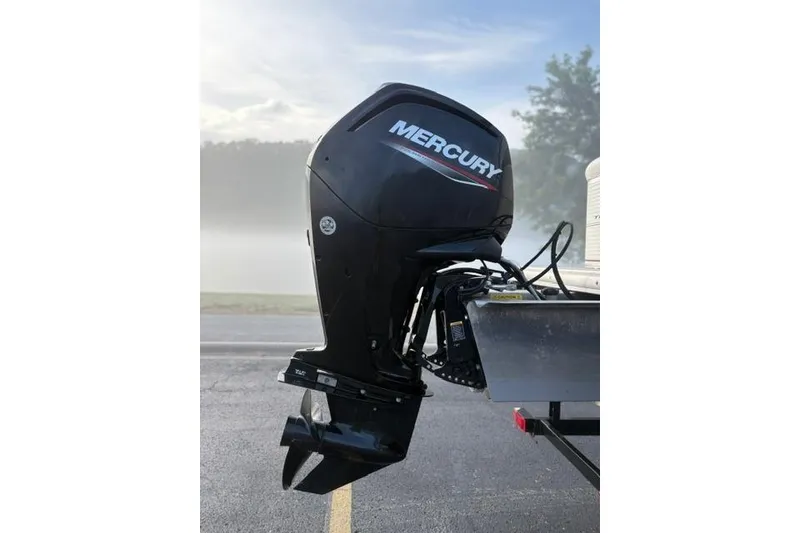 Slide: The Image of Mercury outboard motor on 2010 Sun Tracker Party Barge 21 Signature Series boat. - 20