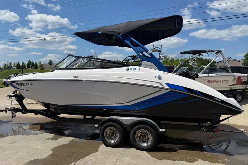 Slide: The Image of Interior of 2018 Yamaha Boats 242X E-Series with blue and white seating. - 4