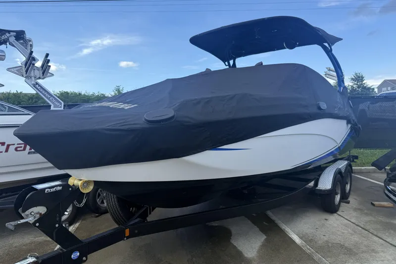 Slide: The Image of Interior of 2018 Yamaha Boats 242X E-Series with seating and table. - 6
