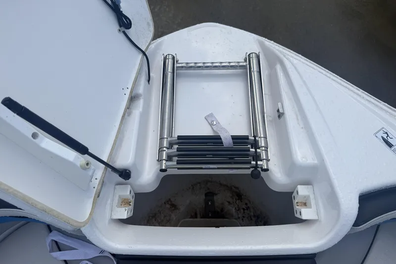 Slide: The Image of Captain's seat and steering wheel of 2018 Yamaha Boats 242X E-Series. - 7