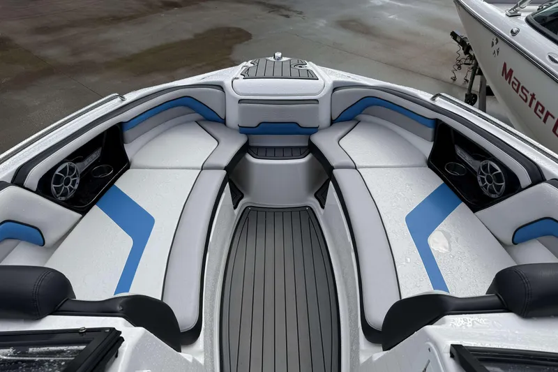 Slide: The Image of Captain's seat and steering wheel of 2018 Yamaha Boats 242X E-Series. - 8