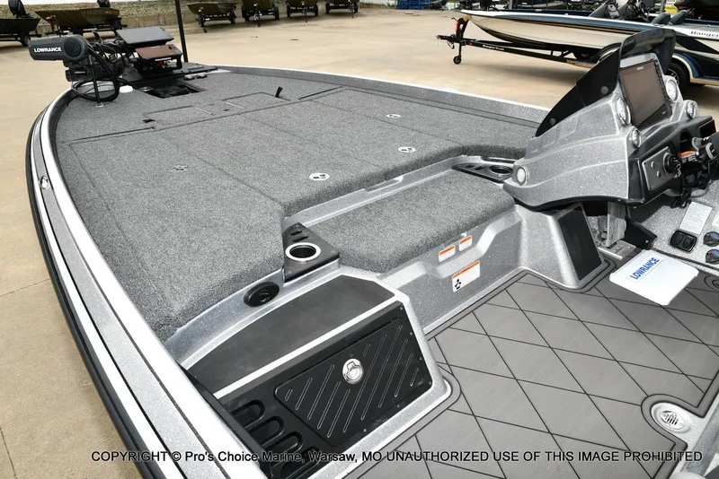 Slide: The Image of 2024 Nitro Z21 XL Pro boat with modern features. - 15