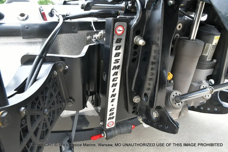 Slide: The Image of Close-up of 2024 Nitro Z21 XL Pro boat mechanism. - 18