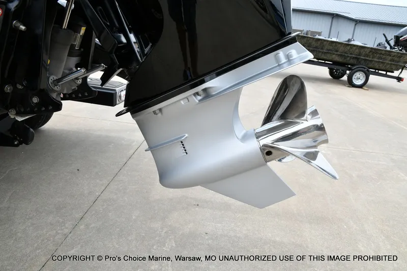 Slide: The Image of 2024 Nitro Z21 XL Pro outboard motor and propeller. - 24