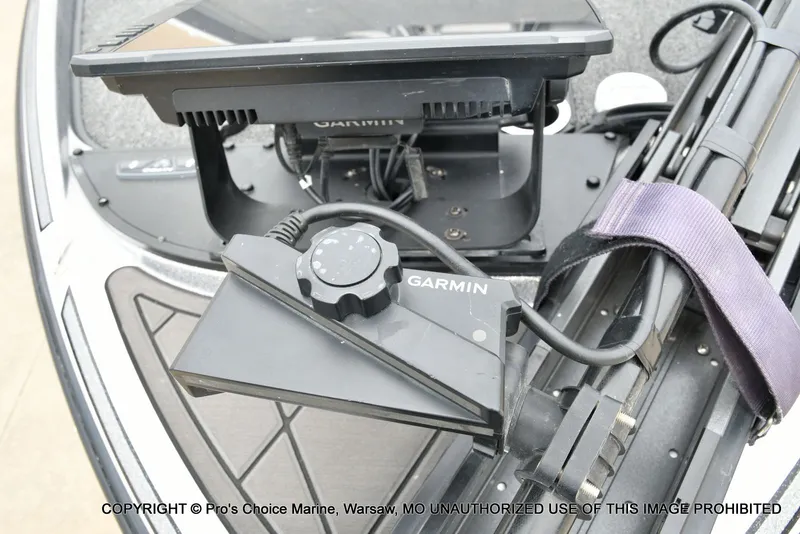 Slide: The Image of Garmin device mounted on Nitro Z21 XL Pro 2024 boat. - 4