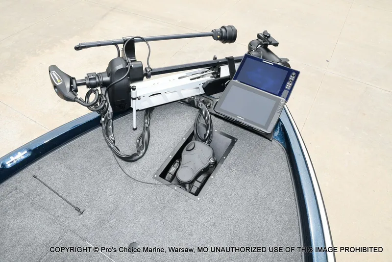 Slide: The Image of Ranger 522vx boat with control panel and display, year 2002. - 22