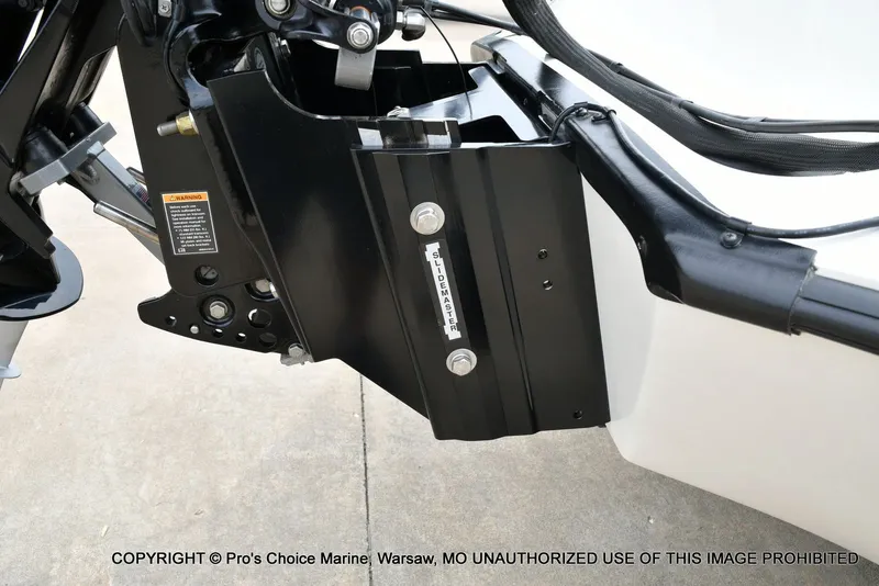 Slide: The Image of Ranger 522vx boat motor mount, 2002 model, detailed view. - 29