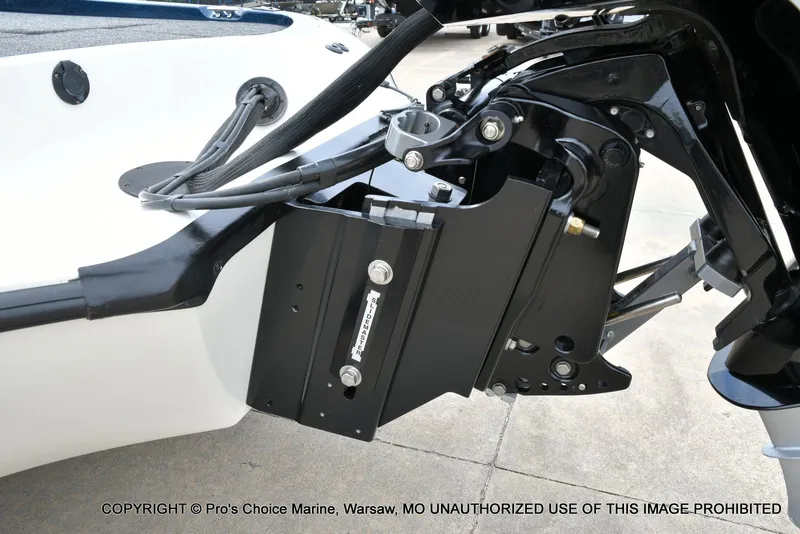 Slide: The Image of Ranger 522vx boat motor mount, 2002 model, close-up view. - 32