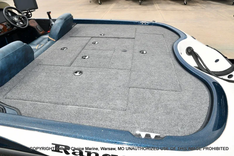 Slide: The Image of 2002 Ranger 522vx boat with gray carpeted deck. - 48