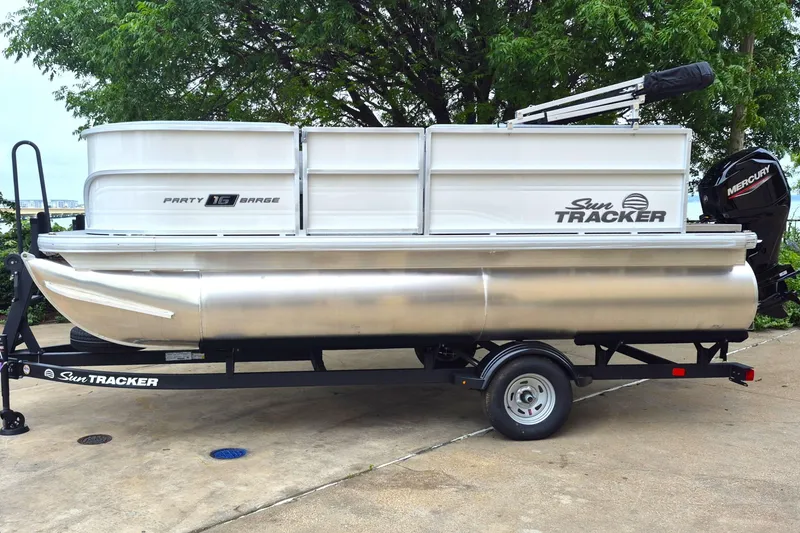 The Image of Sun Tracker Party Barge 16 DLX 2026 - 12