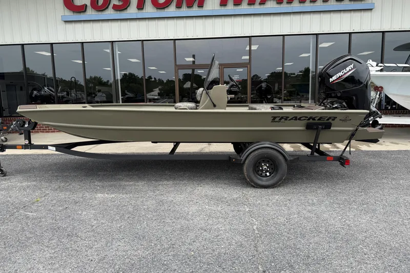 The Image of Tracker Grizzly 1860 CC 2026 - undefined