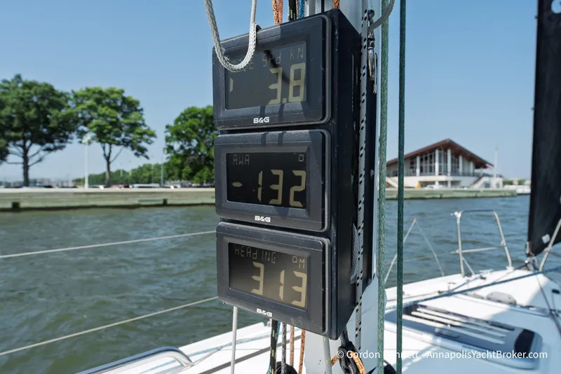 Slide: The Image of Sailing instruments on Jeanneau Sun Fast 3300, 2020, displaying speed and heading. - 26