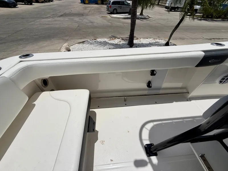 Slide: The Image of Robalo R222 Explorer 2024 - 10
