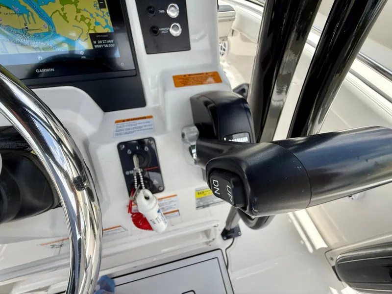 Slide: The Image of Robalo R222 Explorer 2024 - 16