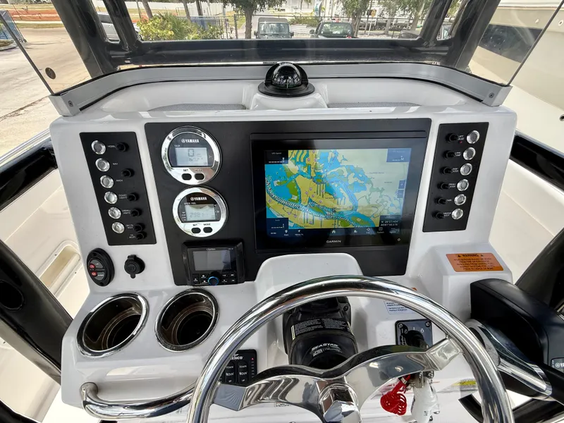Slide: The Image of Robalo R222 Explorer 2024 - 18