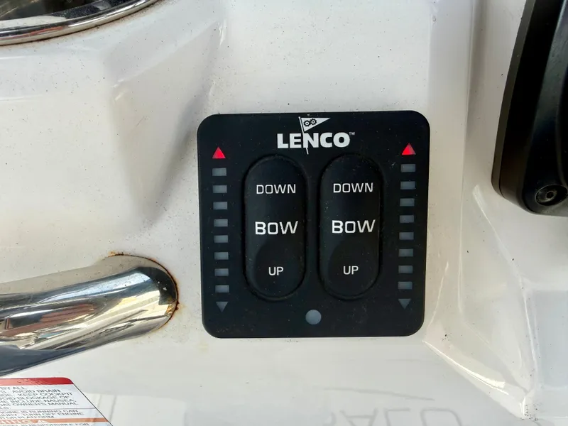 Slide: The Image of Robalo R222 Explorer 2024 - 21