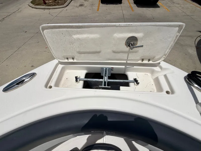 Slide: The Image of Robalo R222 Explorer 2024 - 23