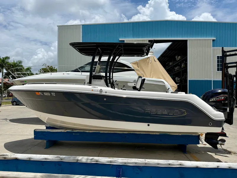 Slide: The Image of Robalo R222 Explorer 2024 - 3