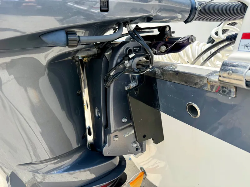 Slide: The Image of Robalo R222 Explorer 2024 - 30