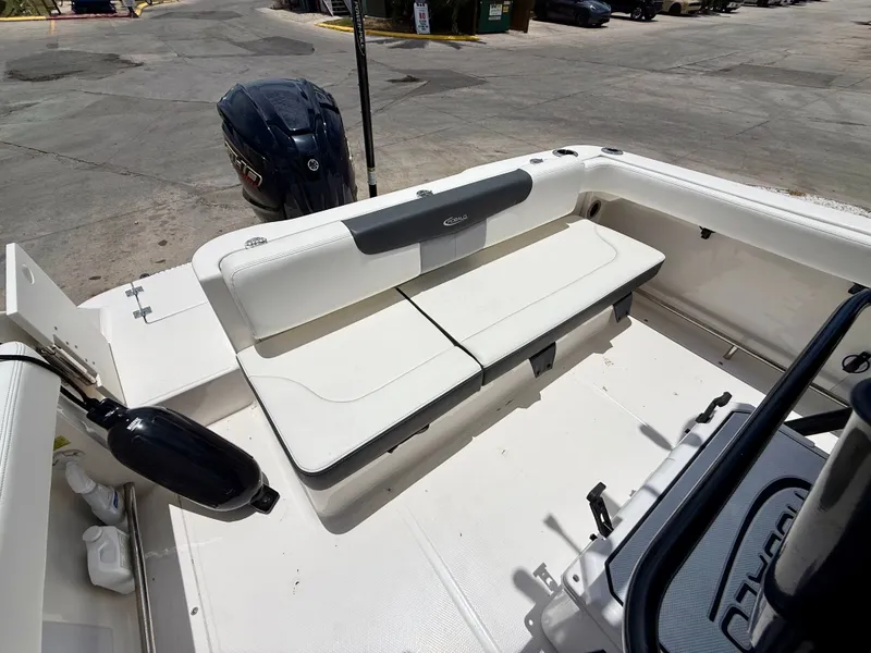 Slide: The Image of Robalo R222 Explorer 2024 - 5