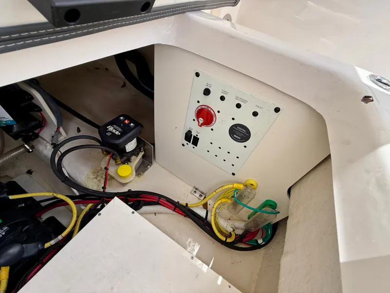 Slide: The Image of Robalo R222 Explorer 2024 - 6