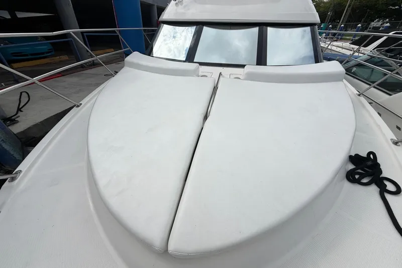 Slide: The Image of Anchor chain mechanism on 2007 Meridian 459 Motoryacht deck. - 33