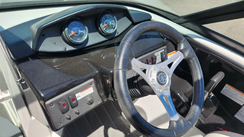 Slide: The Image of Steering wheel and dashboard of a 2016 Yamaha Boats AR192. - 17