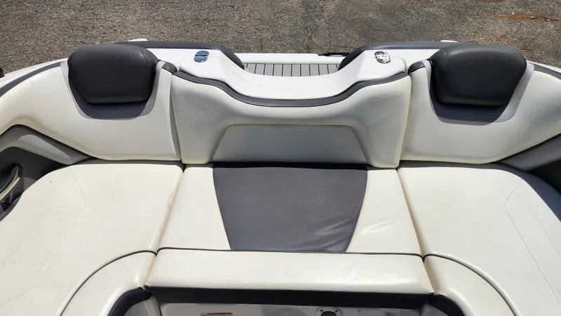 Slide: The Image of Rear seating of 2016 Yamaha Boats AR192 with gray upholstery. - 24