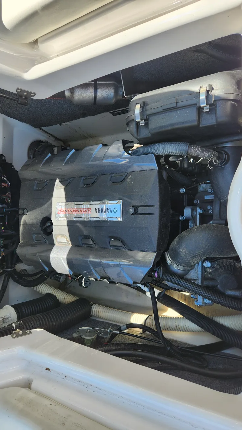 Slide: The Image of Engine compartment of a 2016 Yamaha Boats AR192. - 25