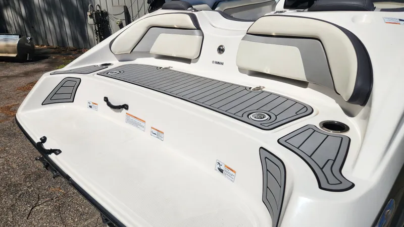 Slide: The Image of 2016 Yamaha AR192 boat rear with gray padding. - 38