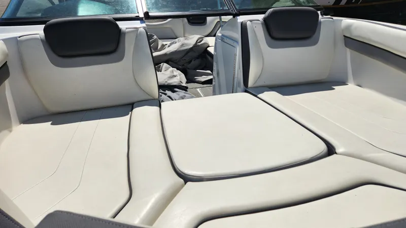 Slide: The Image of Interior of a 2016 Yamaha AR192 boat with white seating. - 40