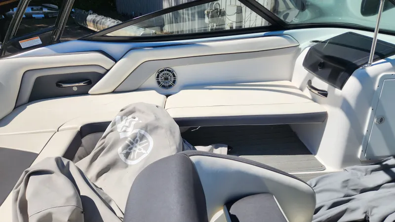 Slide: The Image of Interior of a 2016 Yamaha Boats AR192 with seating area. - 42