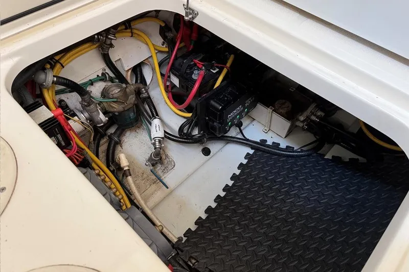 Slide: The Image of 2007 Pursuit C 310 Center Console boat wiring and battery compartment. - 29